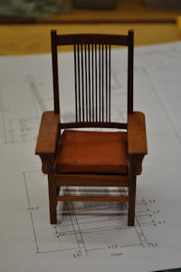 Voici une bien jolie chaise à échalas tout en finesse et en beauté à l échelle 1/12ème.
